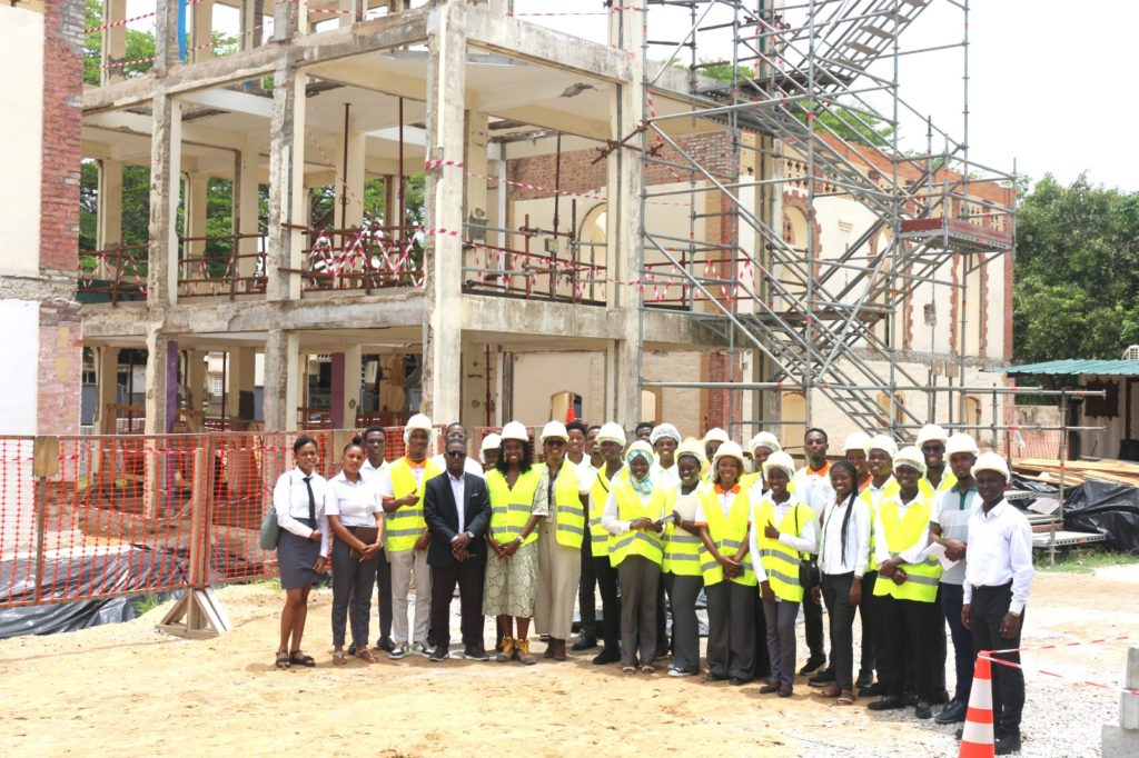 Visite des étudiants de l’INSAAC sur le chantier du  site de la Maison de l’Art de la Fondation Société Générale Côte d’Ivoire
